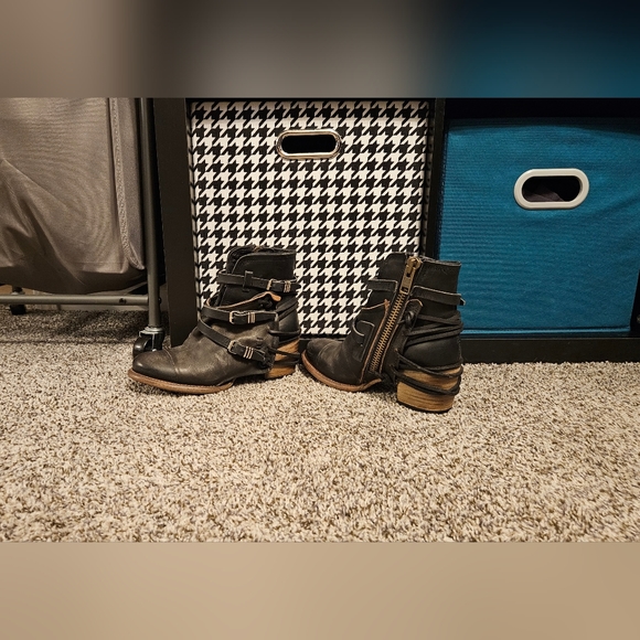 Freebird by Steven - Crue in Black Distressed Size 6 - Picture 3 of 6